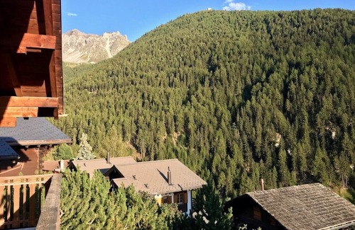 Saint-Luc Ski Chalet | Cozy Chalet for 6 Near St-Luc with Garden Terrace