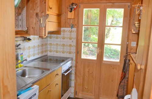 St. Luc Ski Chalet | Cozy Chalet for 8 with Balcony, Terrace & Kitchen Amenities