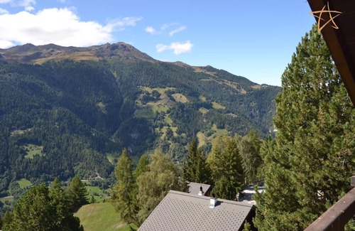 St. Luc Ski Chalet | Cozy Chalet for 8 with Balcony, Terrace & Kitchen Amenities