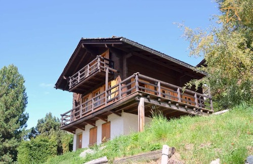 St. Luc Ski Chalet | Cozy Chalet for 8 with Balcony, Terrace & Kitchen Amenities