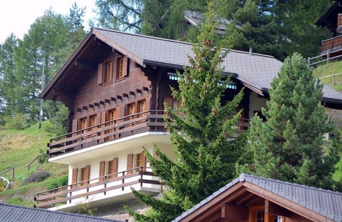 Saint-Luc Ski Chalet | Family-Friendly Chalet for 8 with Garden Views & Amenities