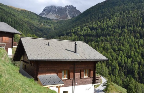 Saint-Luc Ski Chalet | Family-Friendly Chalet for 8 with Garden Views & Amenities