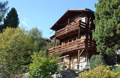 Saint-Luc Ski Chalet | Family-Friendly Chalet with Balcony and Garden Retreat