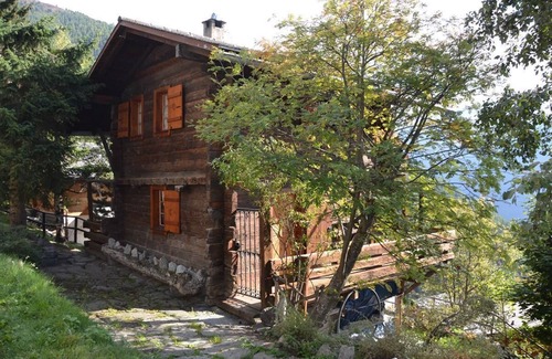 Saint-Luc Ski Chalet | Family-Friendly Chalet with Balcony and Garden Retreat