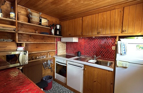 St. Luc Ski Chalet | Cozy Chalet Flat for 8 with Balcony & BBQ Terrace