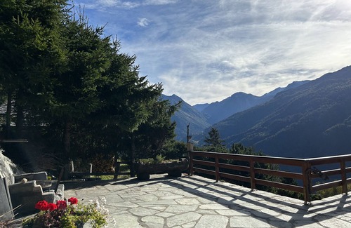 St. Luc Ski Chalet | Cozy Chalet Flat for 8 with Balcony & BBQ Terrace