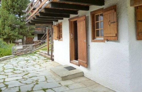 Saint-Luc Apartment | Cozy Ground Floor Chalet with Terrace Near Cog Railway
