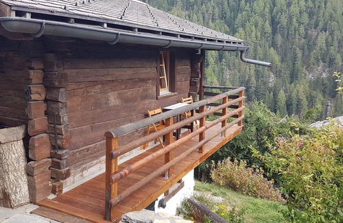 Saint-Luc Apartment | Cozy Ground Floor Chalet with Terrace Near Cog Railway