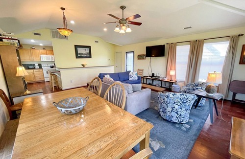Ocracoke House | Pet-Friendly Retreat on a Quiet Lane - Rated 9.4/10!