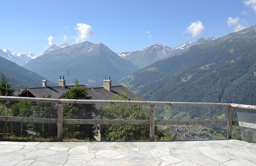 St. Luc Ski Chalet | Charming 3-Storey Chalet with Panoramic Views for 8 Guests