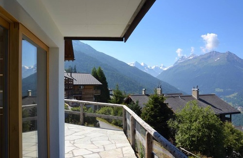 St. Luc Ski Chalet | Charming 3-Storey Chalet with Panoramic Views for 8 Guests