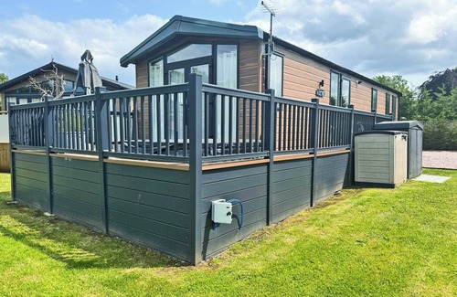 Congleton Ski Chalet | Outstanding and luxurious lodge with one double bedroom and one twin bedroom.