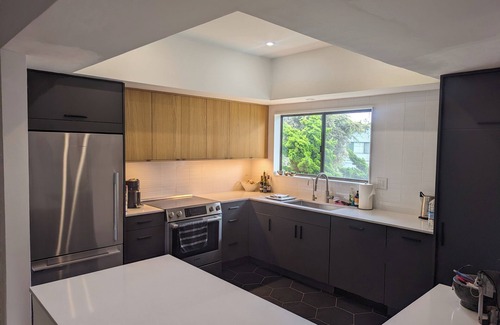 Wilshire Montana Condo | Outstanding Location. Spacious and Bright 2 Bedroom Condo.