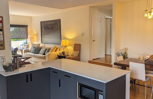 Wilshire Montana Condo | Outstanding Location. Spacious and Bright 2 Bedroom Condo.