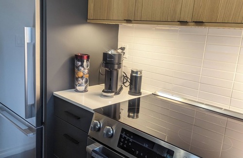 Wilshire Montana Condo | Outstanding Location. Spacious and Bright 2 Bedroom Condo.