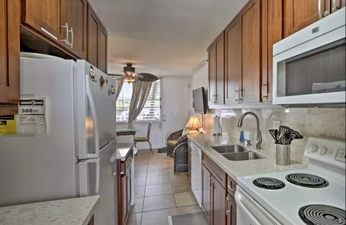 Makaha Condo | Beachfront Condo with Pool & Spa - Rated 9.2/10 by Guests