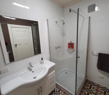 Glenroy Apartment | Prime Location Near Melbourne Airport with Breakfast & Kitchen