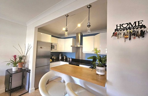 Surrey Docks Apartment | Riverside 1-Bed Flat by the Thames with Spa and Hot Tub