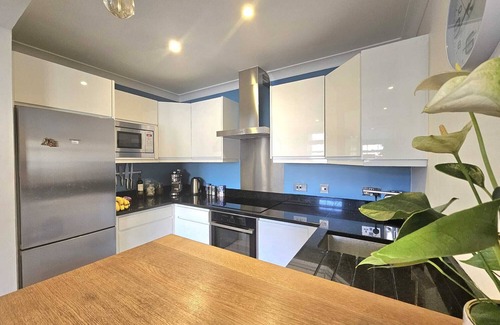 Surrey Docks Apartment | Riverside 1-Bed Flat by the Thames with Spa and Hot Tub