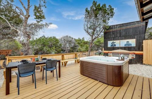Leander House | Outstanding Modern Cabin with Spectacular Outdoor and Indoor Areas in Texas