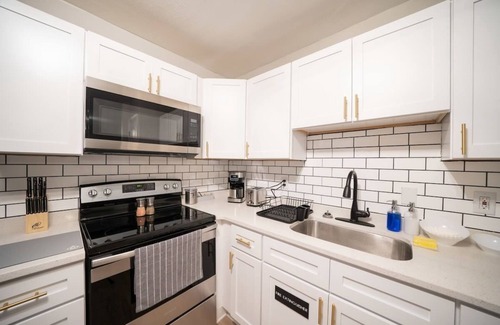 North Camellia Acres Apartment | Experience OV 15th Bay - Lucidia Suite with Pet-Friendly Perks