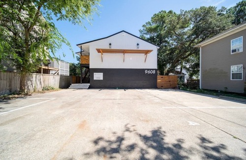 North Camellia Acres Apartment | Experience OV 15th Bay - Lucidia Suite with Pet-Friendly Perks