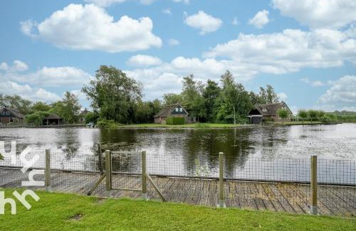 Ossenzijl House | OV606 - Beautifully located 6-person holiday home by the water with a large garden in Ossenzijl