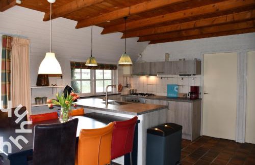 Ossenzijl House | OV606 - Beautifully located 6-person holiday home by the water with a large garden in Ossenzijl