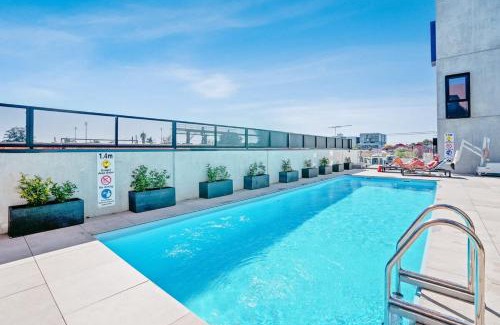 Footscray Apartment | Elegant Ovation Footscray Apartment with Pool & Parking