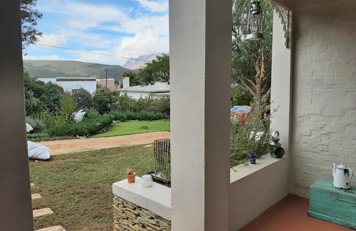 Barrydale House | Top-Rated Over Karoo Inn: Family-Friendly with Kitchen Access