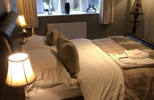 Ripponden Bed & Breakfast | Idyllic Over The Bridge: Guest Rated 9.8 with Kitchen & Breakfast