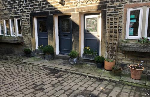 Ripponden House | Top-Rated Over The Bridge Guest House with Pet-Friendly Amenities