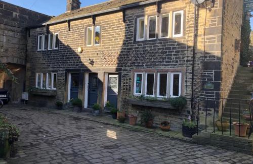 Ripponden House | Top-Rated Over The Bridge Guest House with Pet-Friendly Amenities