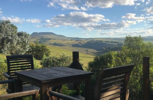 Underberg House | Family-Friendly Over the Edge Cottage with Kitchen Access