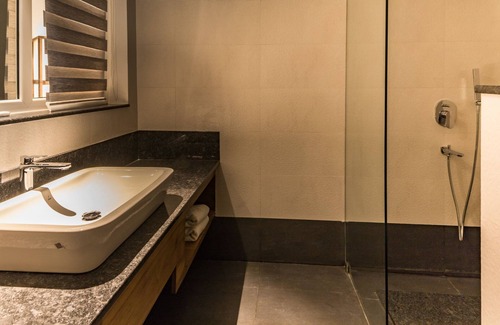 Poovar Hotel | Relaxing Getaway at Over The Hill with Pool & Spa Access