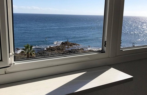 Telde House | Oceanfront Retreat with Private Terrace & Relaxing Jacuzzi