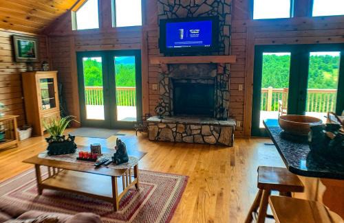 West Jefferson House | Relax at Over The River: Family-Friendly with Breakfast Included