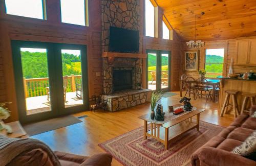 West Jefferson House | Relax at Over The River: Family-Friendly with Breakfast Included