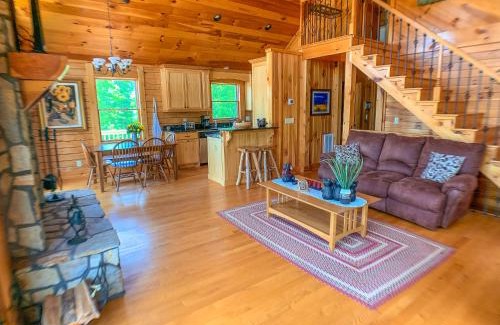 West Jefferson House | Relax at Over The River: Family-Friendly with Breakfast Included