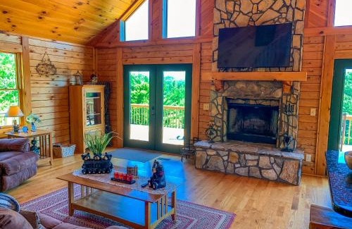 West Jefferson House | Relax at Over The River: Family-Friendly with Breakfast Included