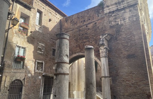 Rione XI Sant'Angelo Apartment | Experience Over the Roman Ruins with Family-Friendly Amenities