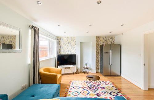 Northfield Apartment | Discover Overbury Lodge in Birmingham with Free Parking