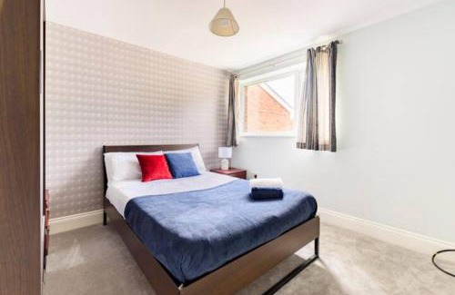 Northfield Apartment | Discover Overbury Lodge in Birmingham with Free Parking