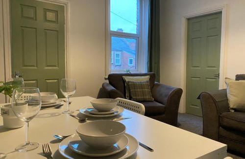 Newcastle-upon-Tyne Apartment | Overhill 3 Bedroom Flat: Ideal for Contractors & Families