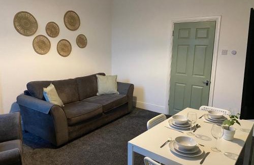 Newcastle-upon-Tyne Apartment | Overhill 3 Bedroom Flat: Ideal for Contractors & Families