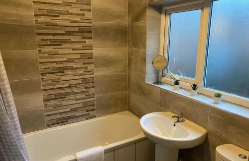 Newcastle-upon-Tyne Apartment | Overhill 3 Bedroom Flat: Ideal for Contractors & Families