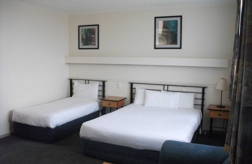Shepparton Hotel | Family-Friendly Overlander Hotel Shepparton with Pool & Breakfast