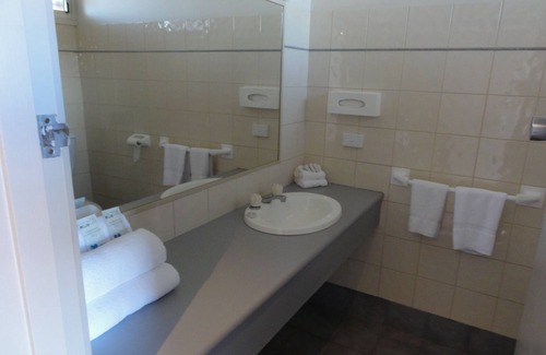 Shepparton Hotel | Family-Friendly Overlander Hotel Shepparton with Pool & Breakfast