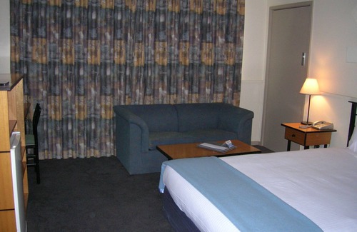 Shepparton Hotel | Family-Friendly Overlander Hotel Shepparton with Pool & Breakfast