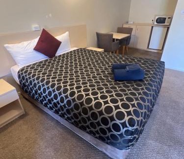 Gunnedah Hotel | Discover Overlander Motor Lodge with Pool and Breakfast